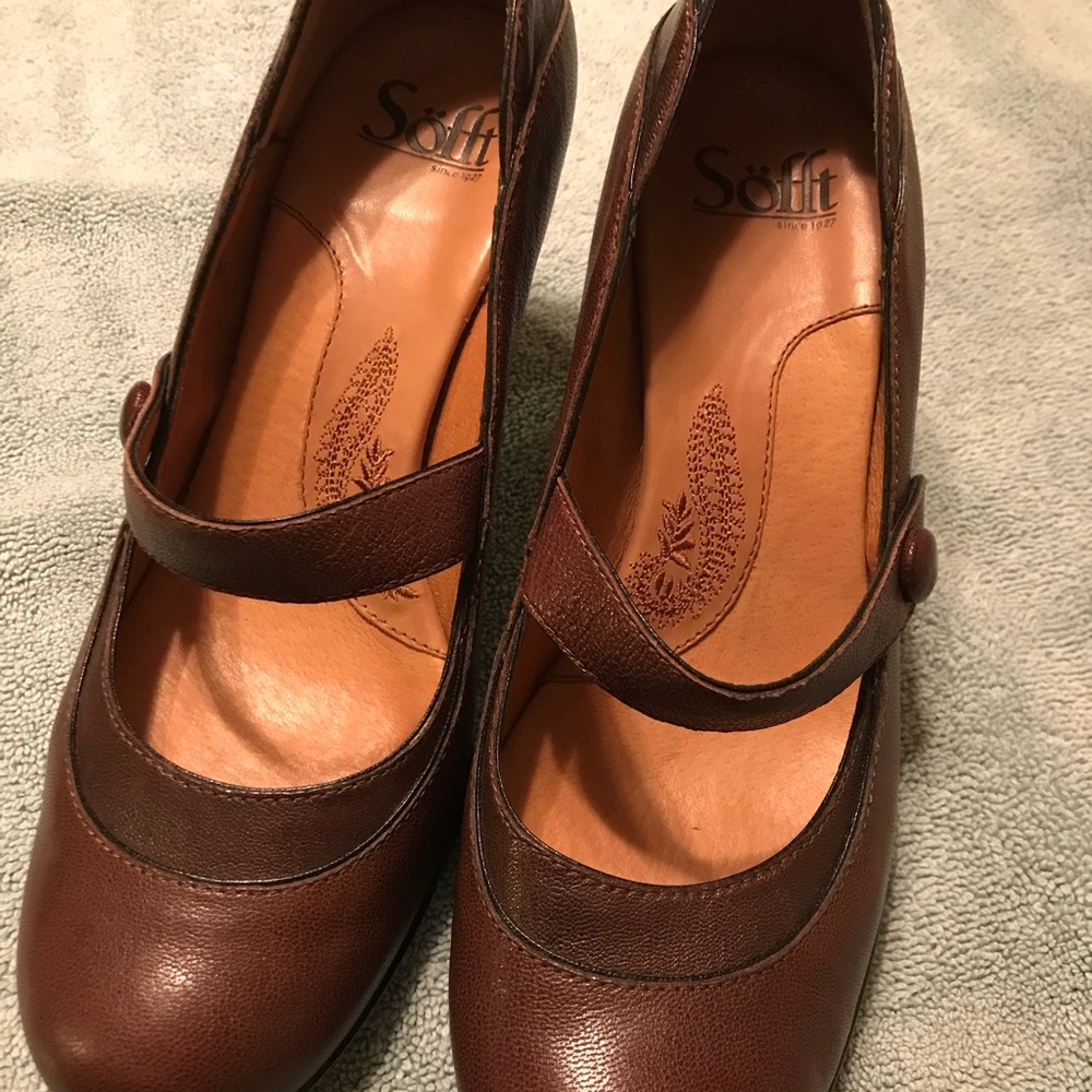 Brown vintage platform heels with brown straps